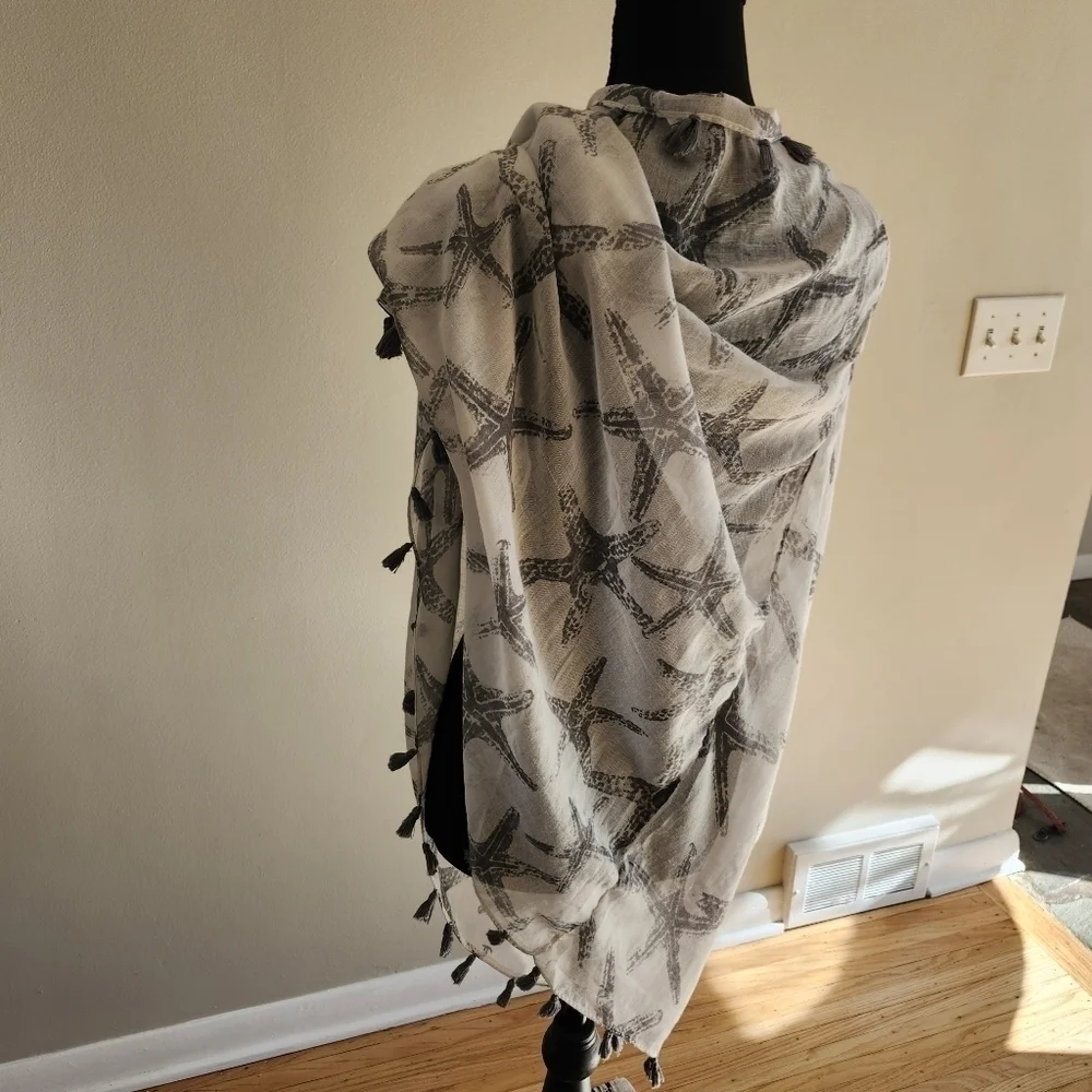 Do everything in love Starfish Patterned Scarf